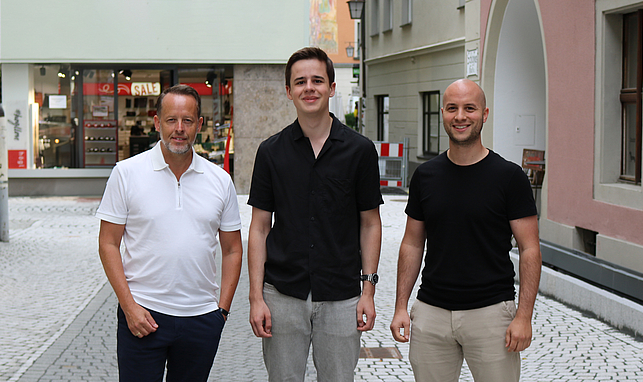 Portraitfoto von Lorenz Duelli mit Alexander Maurer und Nikolai Wesely