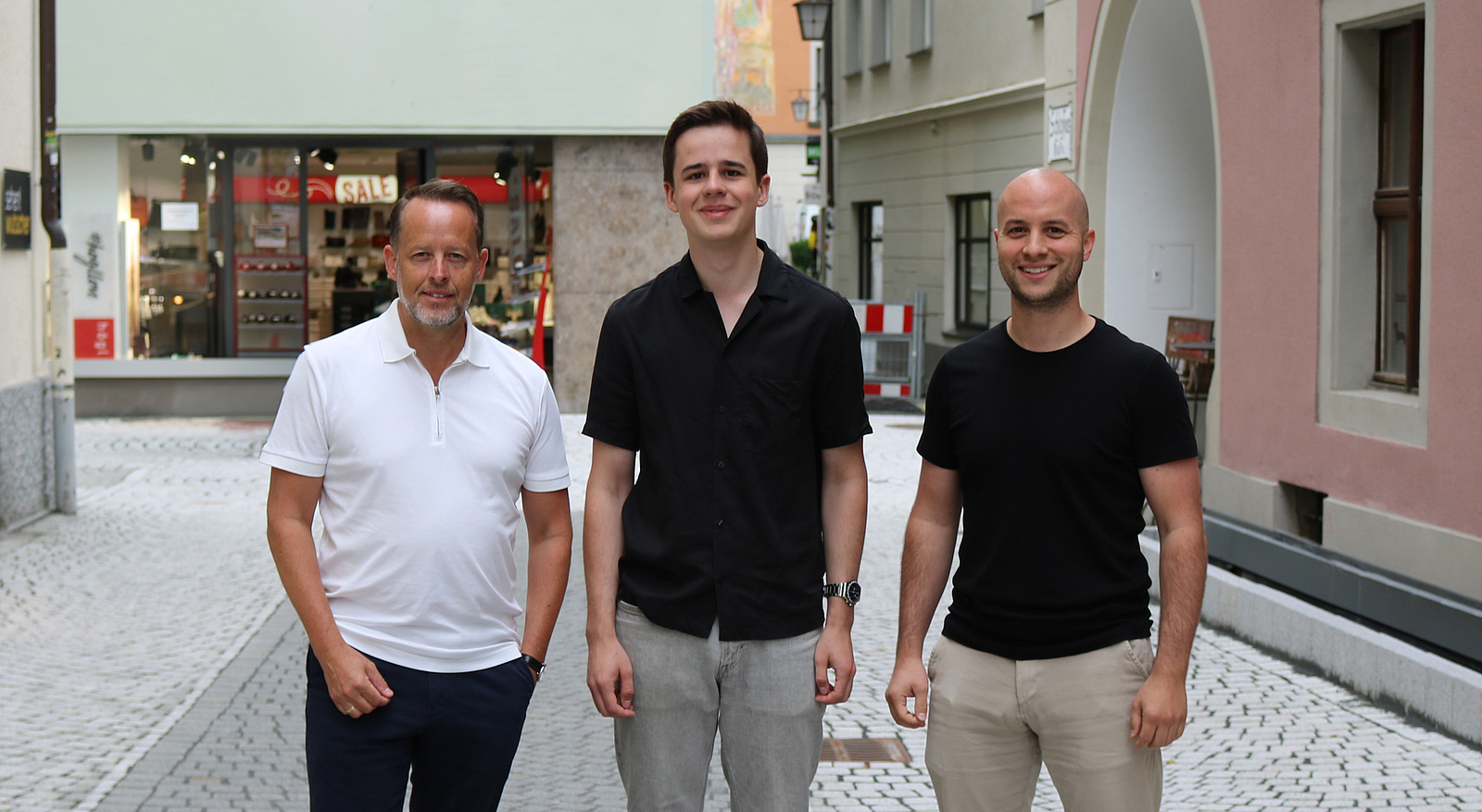 Portraitfoto von Lorenz Duelli mit Alexander Maurer und Nikolai Wesely